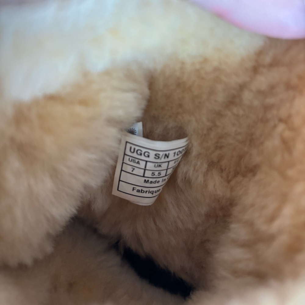 UGG Short Dylyn Boot - Picture 11 of 11